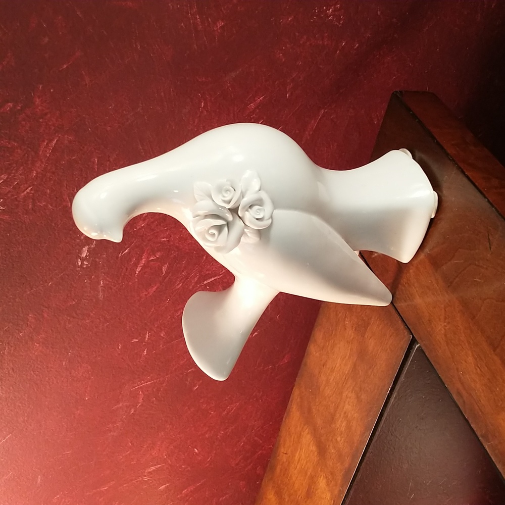 VTG Artisan Studio Beautifully Handcrafted White Porcelain Dove w/Flowers **H31